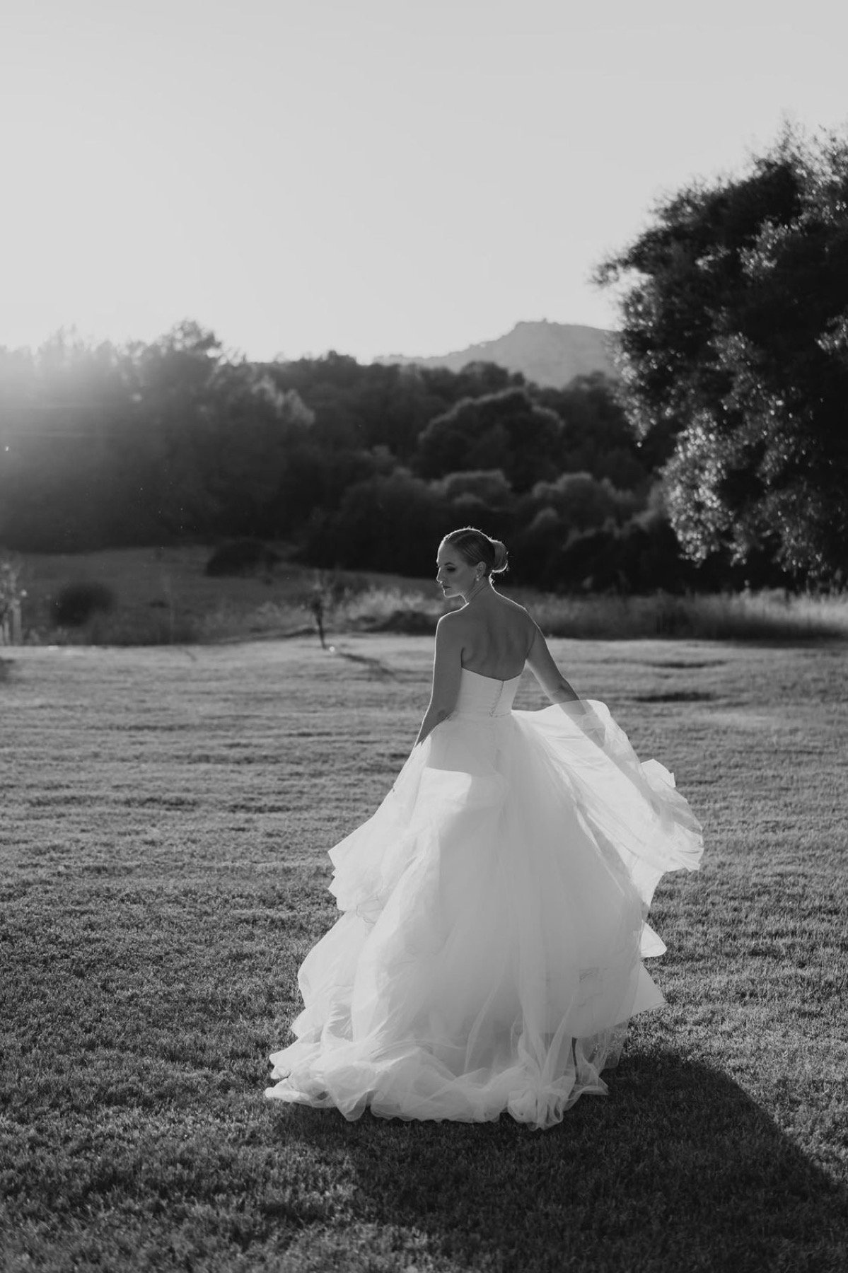 Novia con vestido de boda en el jardín